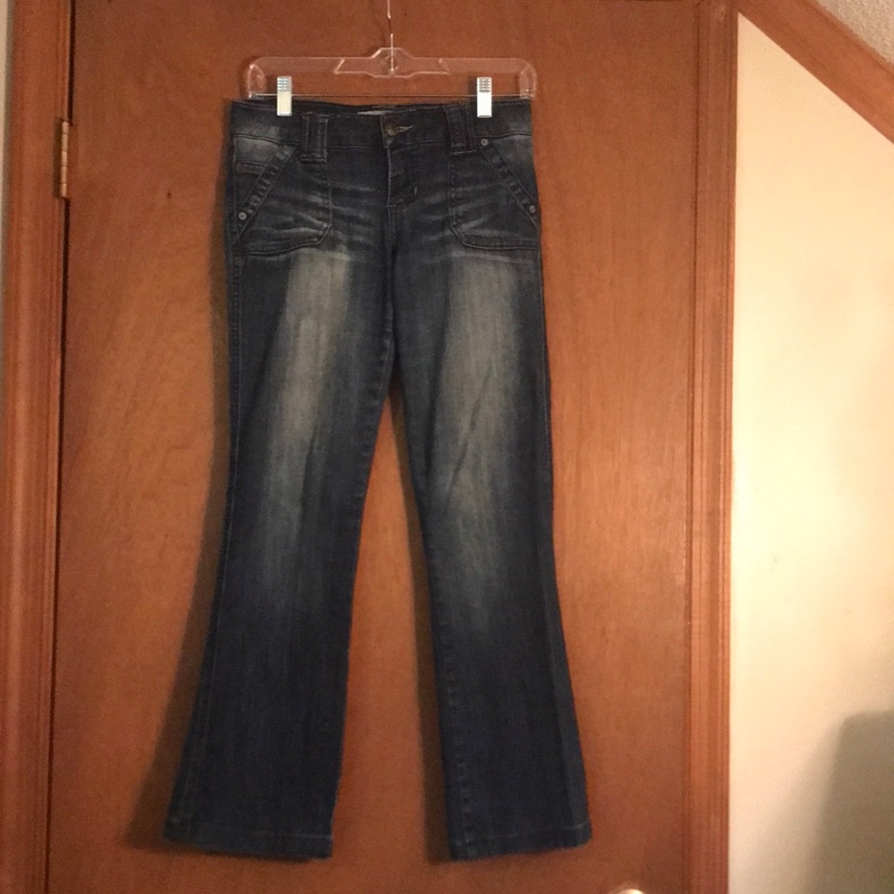 So soft distressed Junior jeans w/brass accents